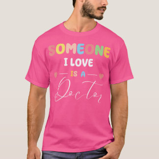 Iemand van wie ik hou is een Doctor MD PhD Dr. Hea T-shirt