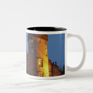 Ierland, het Dromoland Castle verlicht in de schem Tweekleurige Koffiemok