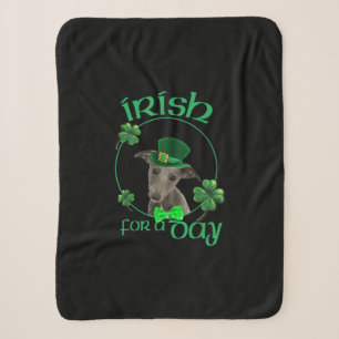 Iers voor een dag met een luie hond op Patrick Day Sherpa Deken