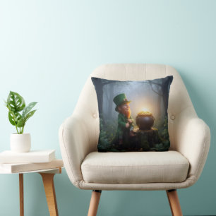 Ierse Leprechaun met een Pot met Goud Kussen