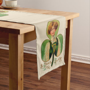 Ierse meid op St. Patrick's tafelkleed