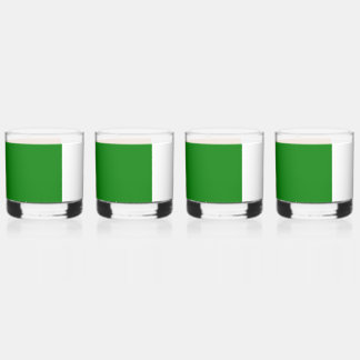 Ierse vlag wikkelt rond whisky glas