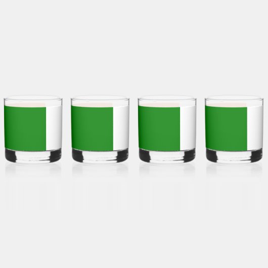 Ierse vlag wikkelt rond whisky glas (Voorkant)