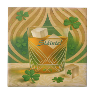 Ierse whiskey-tumbler met shamrocks "Sláinte!" Tegeltje
