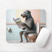 Ierse Wolfshond leest een krant Muismat (Met muis)