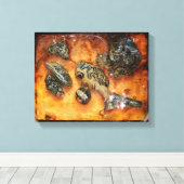 Iets vreemds gevangen in het amberharscanvas canvas afdruk (Insitu (Houten vloer))