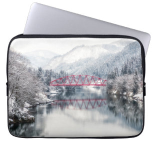 IJs en sneeuw   Rode brug in de winter, Japan Laptop Sleeve
