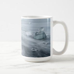 Ijs en water op een strand, IJsland Koffiemok