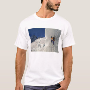 IJs klimmen op de Tasman-gletsjer onder de berg T-shirt