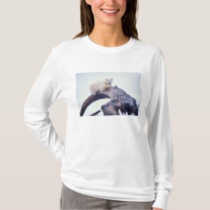 Ijsbeer bovenop een kaakbot van een Groenlandse wa T-shirt