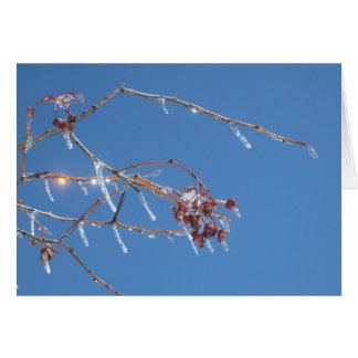 IJsijpels in zonlicht tegen de blauwe hemel