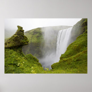 IJsland. Skogarfoss Waterfall plunges over een Poster