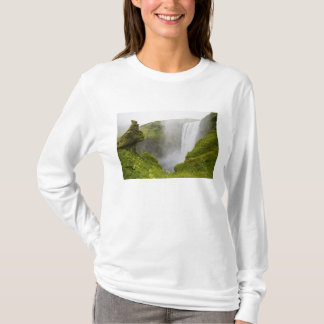 IJsland. Skogarfoss-waterval stort naar beneden ov T-shirt