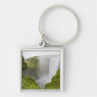 IJsland. Skogarfoss-waterval stort neer over een Sleutelhanger