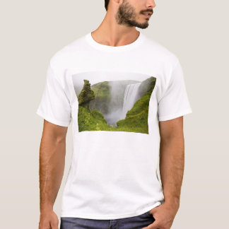 IJsland. Skogarfoss-waterval stort neer over een T-shirt