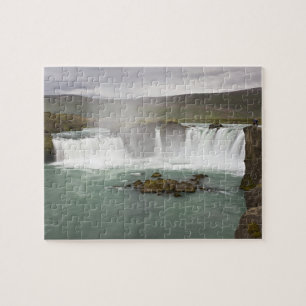 IJsland. Uitzicht op de Godafoss-waterval aan de Legpuzzel