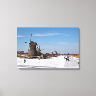 IJsschaatsen langs de windmolens in de winter Canvas Afdruk