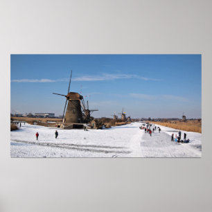 IJsschaatsen langs de windmolens in de winter Poster