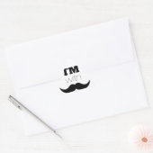 Ik ben bij Mustache Driehoek Sticker (Envelop)