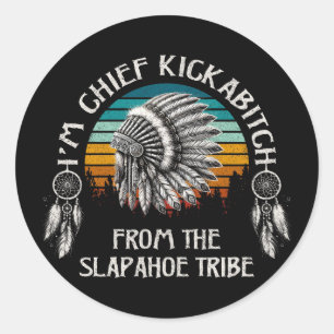 Ik ben Chief Kickabitch uit de Slapahoe Tribe Ronde Sticker