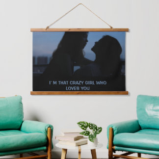 IK BEN DIE CRAZY GIRL DIE VAN JE HOUDT HANGEND WANDKLEED
