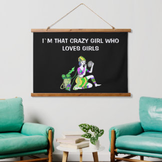 IK BEN DIE CRAZY GIRL DIE VAN MEISJES HOUDT HANGEND WANDKLEED