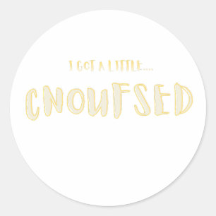 Ik ben een beetje CNOUFSED Grappige Typografie Ronde Sticker