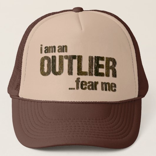 Ik ben een OUTLIER.angst voor mij. (CAMO-VERSIE) Trucker Pet (Voorkant)