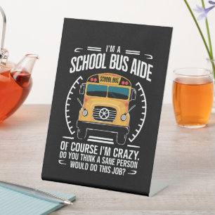 Ik ben een schoolbusassistent, grappig terug naar reclamebord met voetstuk
