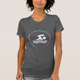 IK BEN EEN SWIM MOM ZOALS EEN REGELMATIGE MOMKOELE T-SHIRT