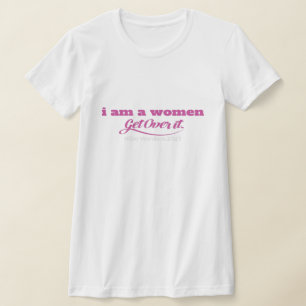 Ik ben een vrouw die over Essentieel heen komt T-shirt