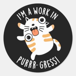 Ik ben een werk in Pur-Gress Funny Cat Pun Dark BG Ronde Sticker