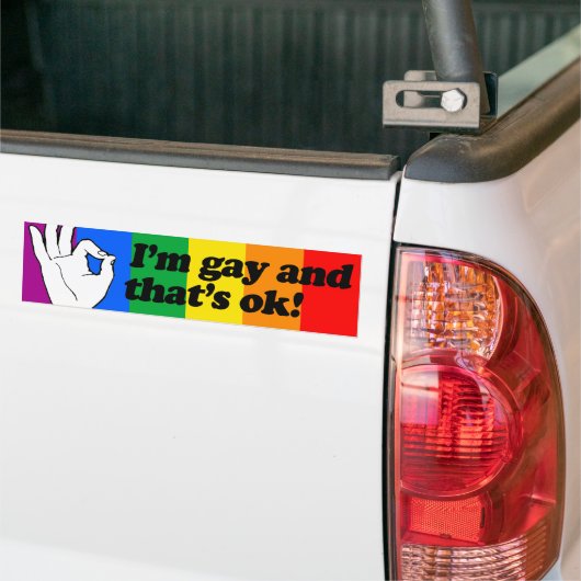 IK BEN GAY EN DAT IS OK —.png Bumpersticker (Op Truck)