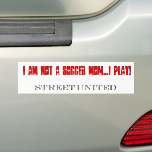 Ik ben geen voetbalmoeder...IK SPEL. Bumbersticker Bumpersticker (Op auto)