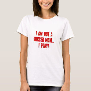 Ik ben geen voetbalmoeder...ik SPEL. T-shirt