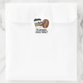 Ik ben gegrond dat ik het grappig koffiebont. ronde sticker (Tas)