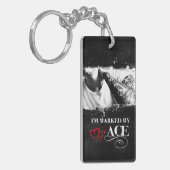 Ik ben gemarkeerde Sleutelhanger: Ace Sleutelhanger (Voorkant Links)