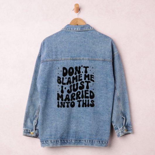 Ik ben gewoon getrouwd in deze grappige groo. denim jacket (Hangar)