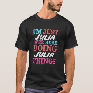 Ik ben gewoon Julia hier die Julia-dingen doet Naa T-shirt