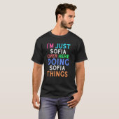 Ik ben gewoon Sofia hier die Sofia-dingen doet Sof T-shirt (Voorkant volledig)