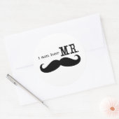 Ik ben haar Mr Mustache Groom Ronde Sticker (Envelop)