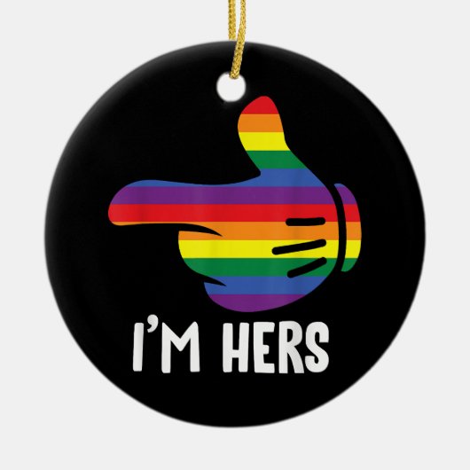 Ik ben Hers Rainbow Lesbian Couple Funny LGBT Prid Keramisch Ornament (Voorkant)