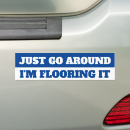 IK BEN HET BUMPERSTICKER AAN HET VLOEREN.