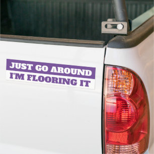 IK BEN HET BUMPERSTICKER AAN HET VLOEREN.
