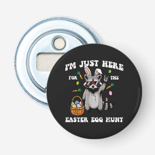 Ik ben hier alleen voor de paaseierenjacht wasbeer button flesopener