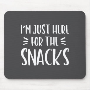 Ik ben hier alleen voor de snacks grappige spreuk muismat