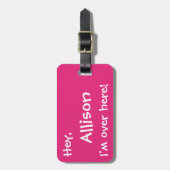 Ik ben hier! Custom Funny Bagagelabel - Roze (Voorkant verticaal)