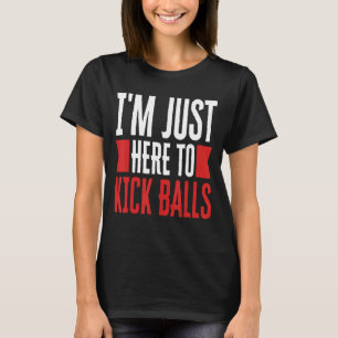Ik ben hier om ballen te schoppen tegen kickbalspe t-shirt