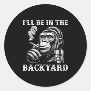 Ik ben in de achtertuin grappige sigaar humor aap ronde sticker