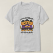 Ik ben introvert, maar ik geef knuffels t-shirt (Design voorkant)